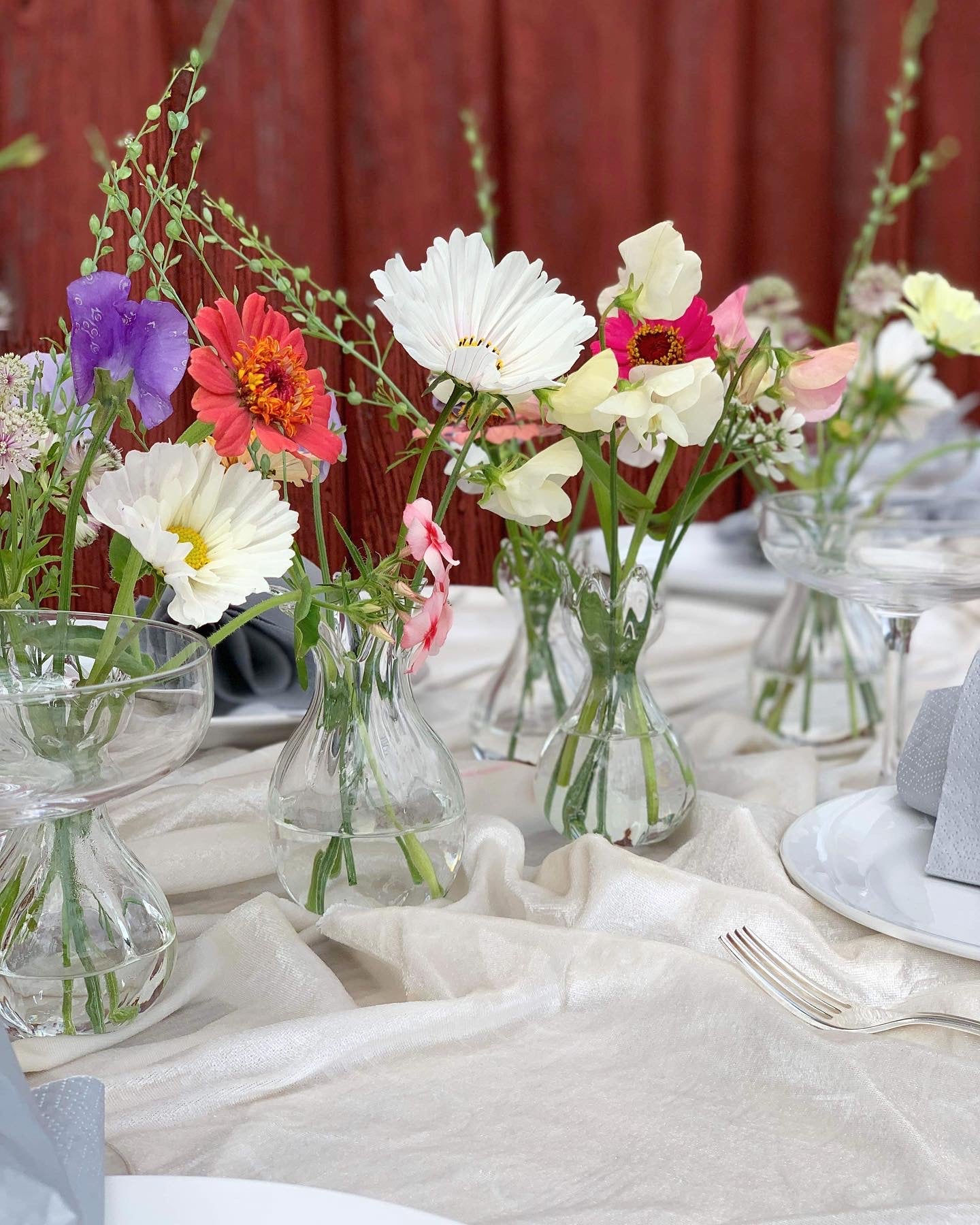 Åkerblomster som pynt på bord dekket til fest