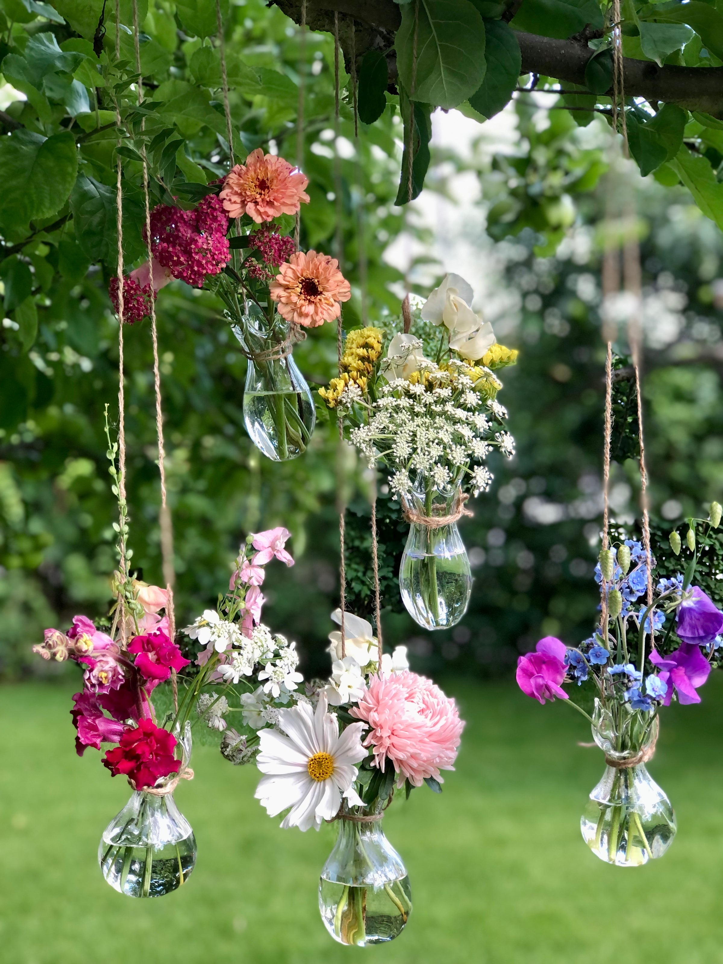 Hengende pynt av åkerblomster i tre