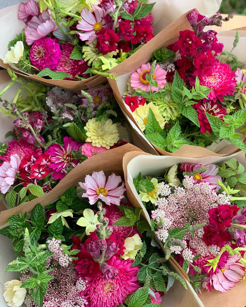 Buketter med åkerblomster i rosa nyanser og gult