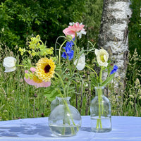 Sesongens blomster i småvaser - Klappet & Klart