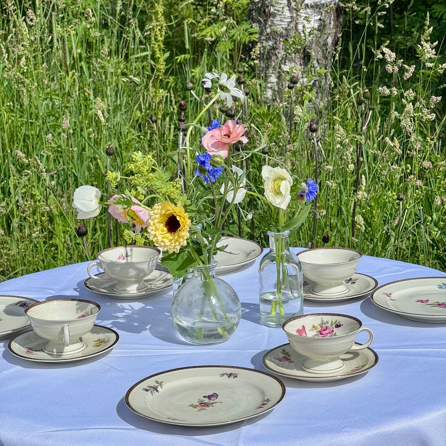 Sesongens blomster i småvaser - Klappet & Klart
