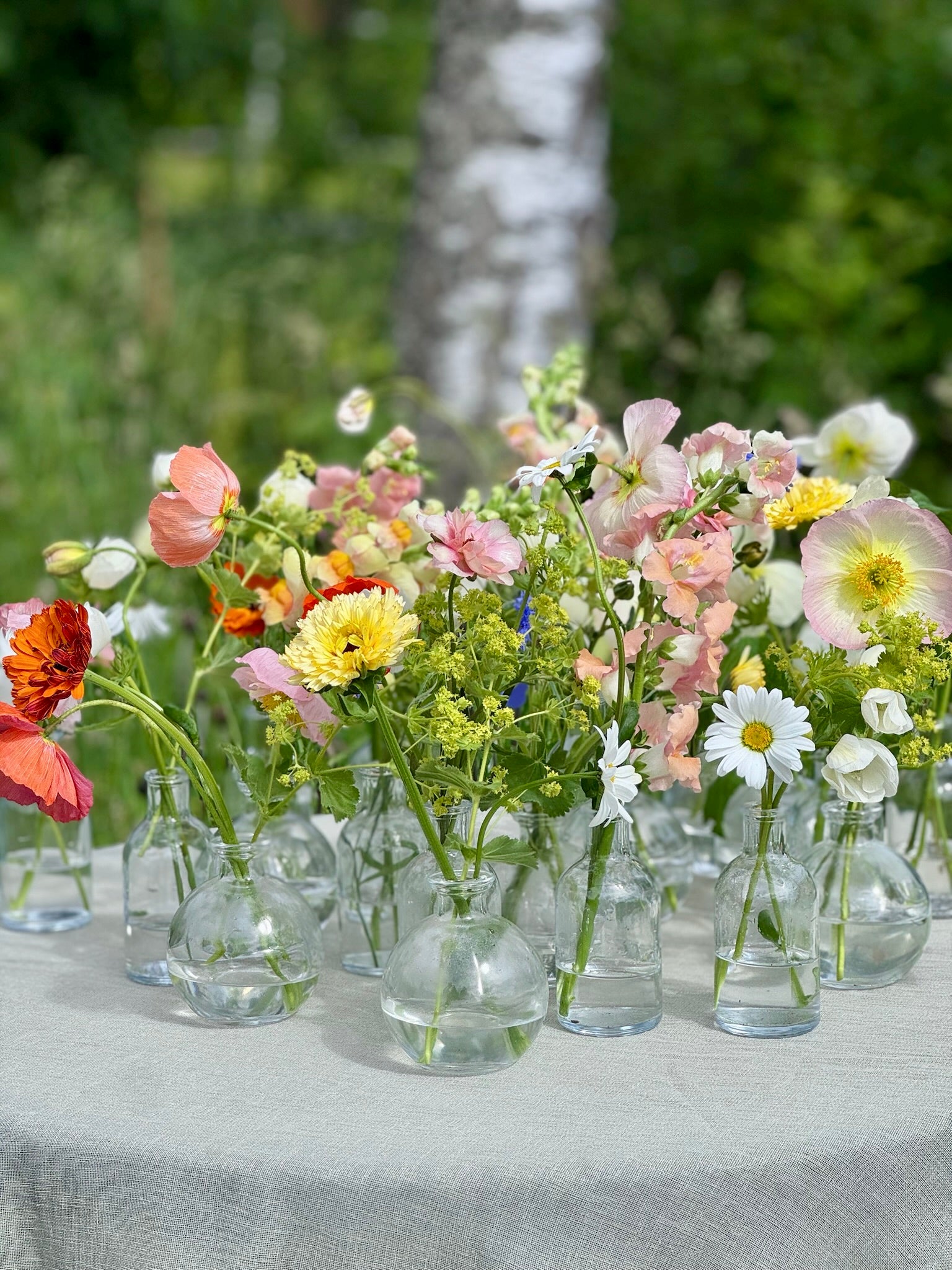 Sesongens blomster i småvaser - Klappet & Klart