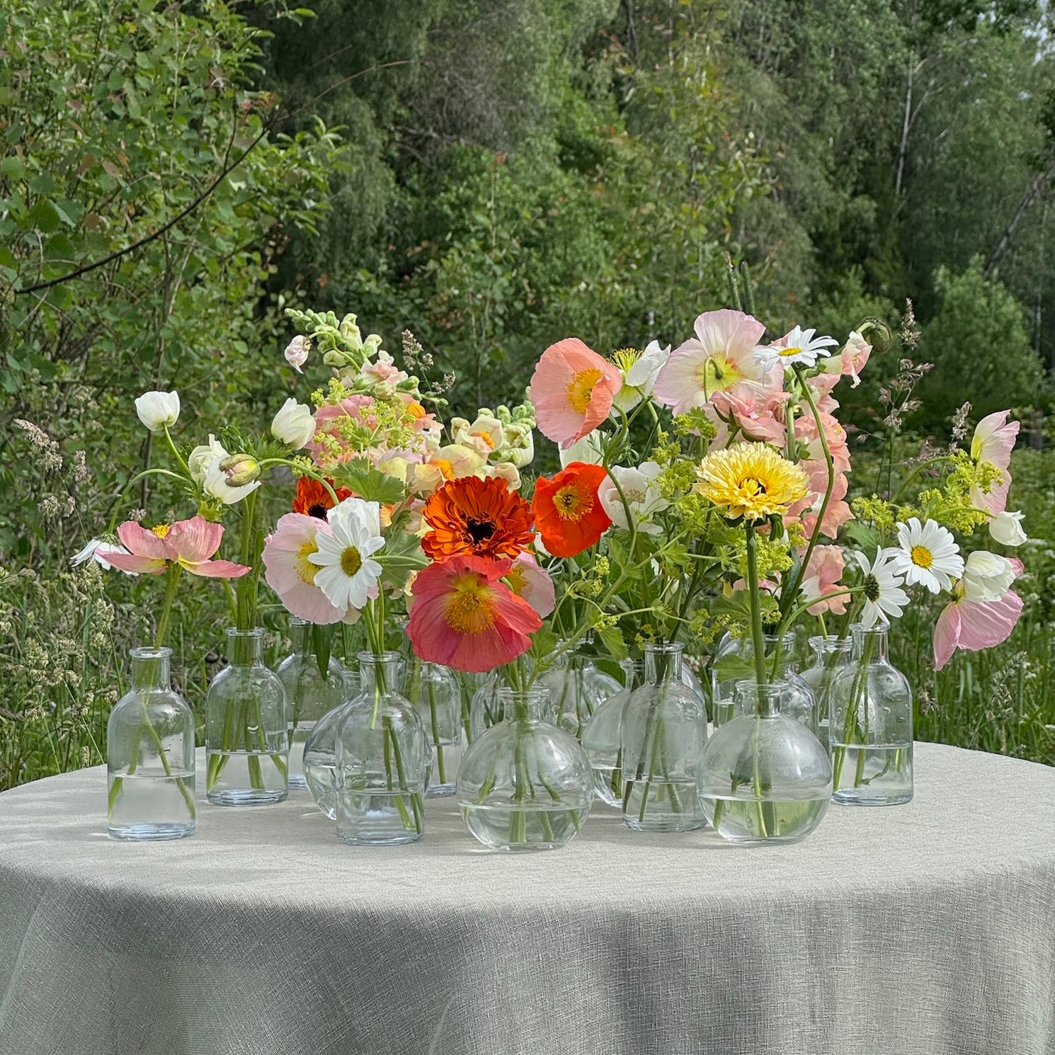 Sesongens blomster i småvaser - Klappet & Klart