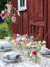 Bord dekket på med åkerblomster fra Marka Blomster