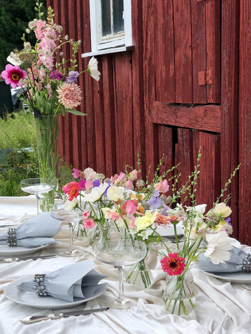 Bord dekket på med åkerblomster fra Marka Blomster